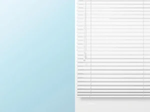 Witte venetiaanse jaloezie met schone en stoffige lamellen, professionele schoonmaakresultaten zichtbaar