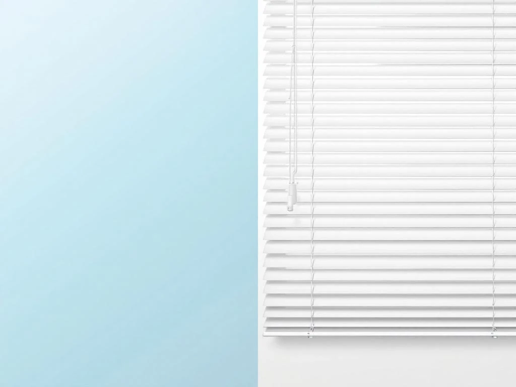 Witte venetiaanse jaloezie met schone en stoffige lamellen, professionele schoonmaakresultaten zichtbaar