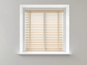 Witte raam met elegante houten venetiaanse lamellen in minimalistisch interieur met natuurlijk licht