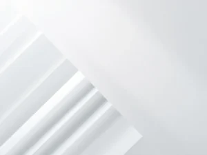 Witte aluminium jaloezieën diagonaal geplaatst met schone horizontale lamellen tegen zachte grijswitte achtergrond