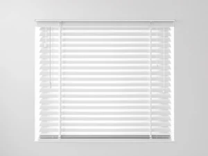 Witte horizontale jaloeziën tegen grijze achtergrond, getoond onder een hoek met verstelbare lamellen en natuurlijke schaduwen