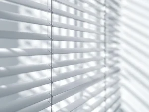 Schone witte venetiaanse jaloeziën met scherpe geometrische lijnen en zachte schaduwen in natuurlijk licht